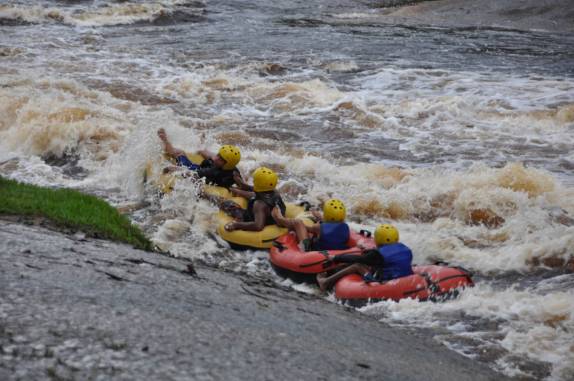 Crianças se divertem nas corredeiras do Urubuí, em Presidente Figueiredo - AM